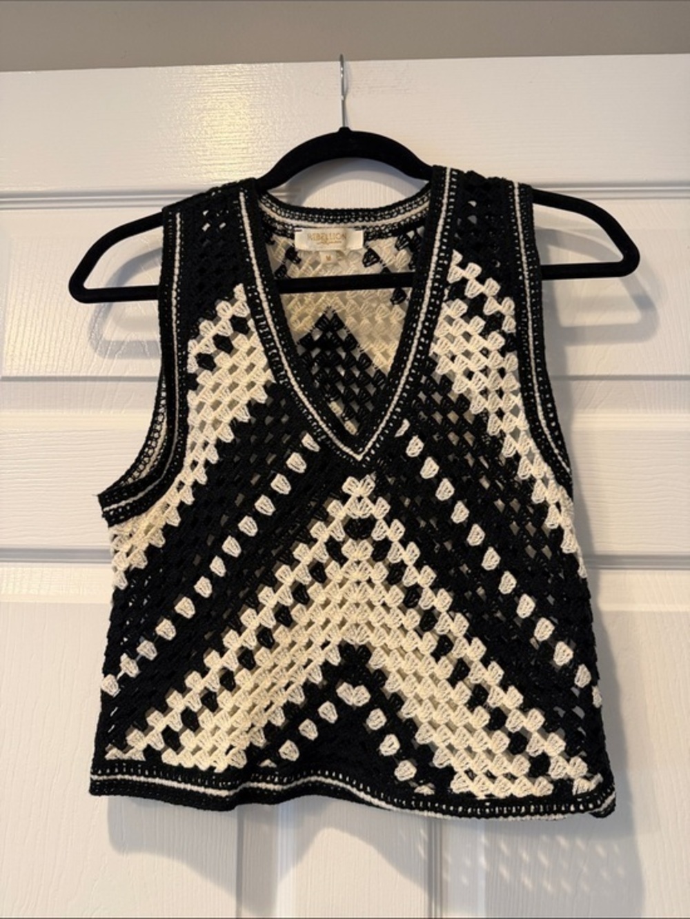 NWOT REBELLION Black & Beige Crocheted V-Neck Tank - Picture 1 of 7